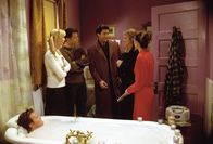 Friends – Während der König der duftenden Schaumbäder, Chandler (Matthew Perry, vorne), sein Bad genießt, diskutieren Ross (David Schwimmer, M.) und Rachel (Jennifer Aniston, 2.v.r.) mit dem "Rest" über den Namen ihres Kindes.