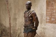 Spartacus – Drago (Peter Mensah) ist selber Sklave, aber auch Trainer der Gladiatoren in Batiatus' Gladiatorenschule. Er führt ein strenges Regiment ...