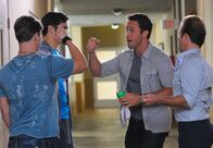 Hawaii Five-0 – An der Universität Oahu wurde ein Professor ermordet aufgefunden. Danny (Scott Caan, r.) und Steve (Alex O'Loughlin, 2.v.r.) versuchen mit Hilfe von Dannys Neffen Eric (Andrew Lawrence, 2.v.l.), den Mörder zu fassen, und stoßen auf Tyler Brown (Patrick Pintor, l.), doch hat er etwas damit zu tun?; An der Universität Oahu wurde ein Professor ermordet aufgefunden. Danny (Scott Caan, r.) und Steve (Alex O'Loughlin, 2.v.r.) versuchen mit Hilfe von Dannys Neffen Eric (Andrew Lawrence, 2.v.l.), den Mörder zu fassen, und stoßen auf Tyler Brown (Patrick Pintor, l.), doch hat er etwas damit zu tun?