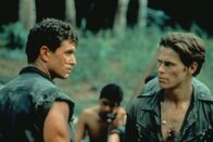 Platoon – Ein hasserfüllter Kampf entbrennt zwischen Sergeant Elias (Willem Dafoe, r.) und Sergeant Barnes (Tom Berenger, l.) ...