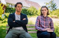 Meine Mutter will ein Enkelkind – Rufus (Stephan Luca) muss seine Tochter Mia (Linda Stockfleth) erst einmal kennenlernen.