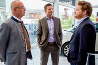 Die Rosenheim-Cops – Andreas Kratzer (Roland Schreglmann, r.) spricht mit Polizeidirektor Achtziger (Alexander Duda, l.) und Kommissar Hansen (Igor Jeftic, M.) über die Zukunft des Autohauses, nachdem sein Vater und nun auch sein bester Freund tot sind.