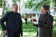 Tatort – Der Gerichtsmediziner untersucht den grauslichen Fund. Harald Krassnitzer (Moritz Eisner), Adele Neuhauser (Bibi Fellner), Thomas Freudensprung (Gerhard Braun).