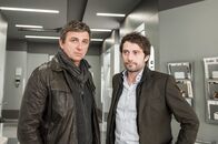 Der Bergdoktor – Martin Gruber (Hans Sigl, l.) teilt die Sorge von Thomas Lambert (Björn von der Wellen, r.) um dessen Schwägerin Marie.