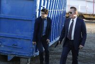 Scorpion – Als Walter (Elyes Gabel, l.), Cabe (Robert Patrick, r.) und das Team den möglichen Dieb von wichtigen militärischen Informationen dingfest gemacht haben, glauben sie, den Fall gelöst zu haben. Doch es wird noch komplizierter ...