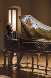 Jean Rondeau spielt Louis Couperin – Der Cembalist Jean Rondeau beschloss, das Ruckers-Cembalo in sein Programm der Gesamtaufnahme der Werke von Louis Couperin aufzunehmen - ein Instrument, das ein direkter Zeitgenosse von Louis Couperins Schaffen ist.
