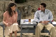 Spanglish – Als Flor (Paz Vega, l.), die kein einziges Wort Englisch spricht, den Job der Haushälterin im luxuriösen Heim von John Clasky (Adam Sandler, r.) und seiner Familie annimmt, prallen mexikanisches Temperament, kalifornische Exzentrik und die Kulturen aufeinander ...
