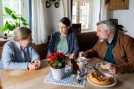 Die Rosenheim-Cops – Die Pensionswirtin Senta Hofmeister (Veronika Faber, l.) wird von den Kommissaren Beck (Michaela Weingartner, M.) und Stadler (Dieter Fischer, r.) zum aktuellen Mordfall befragt.