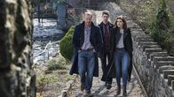 Jack Taylor – Jack Taylor (Iain Glen, l.), Darragh Noonan (Jack Monaghan, M.) und Kate Noonan (Siobhán O'Kelly, r.) sind auf dem Weg zu einem Tatort. Was sie dort erwartet, wird insbesondere Jack erschüttern.