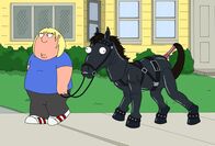 Family Guy – Auch Teil seines fragwürdigen Jobs: Chris führt für Nachbar Quagmire ein Pferd aus - doch ist dieses Pferd nicht eigentlich ein Mensch?