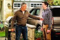 Man with a Plan – Adam Burns (Matt LeBlanc, l.); Lowell (Matt Cook, r.)