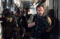 Green Zone – Major Briggs (Jason Isaacs) stürmt gemeinsam mit seinem Team eine geheime Zusammenkunft hochkarätiger Saddam-Vertrauter.