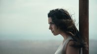 Fall – Becky (Grace Caroline Currey) und Hunter müssen auf der engen Turmplattform unter der Spitze übernachten.