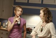 Desperate Housewives – Während Bree und Gaby versuchen herauszufinden, ob Chuck irgendetwas von ihrem Geheimnis ahnt, bekommt Lynette (Felicity Huffman, l.) Besuch von ihrer Schwester Lydia (Sarah Paulson, r.) und ihrem neuen Verlobten ...