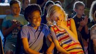 Lena & Benedict – Dante (Benjamin Mukadi Kanda van de Kamp) und Lena (Isa Jansen) amüsieren sich über Summers Interpretation von „Schwanensee“.