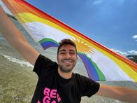 Re: – Amed Sherwan wächst in einer streng religiösen Familie im kurdischen Teil des Irak auf - als Jugendlicher beginnt er zu zweifeln und wendet sich schließlich vom Islam ab.