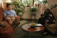 Two and a Half Men – Charlie (Charlie Sheen, l.) spricht sich bei der Psychologin Dr. Freeman (Jane Lynch, r.) über seine Erlebnisse mit seinem Bruder Alan aus ...