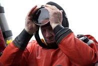 Mensch vs. Krake – BRITISH COLUMBIA, KANADA - Phil Nuytten bereitet sich auf den Tauchgang vor.