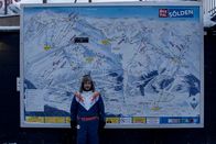 Ostrowski macht Urlaub – Michael Ostrowski vor der Skigebiet-Karte von Sölden