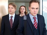 Tatort – NDR Fernsehen TATORT, "Unter Druck" Uhr. Als Teamleiterin einer Unternehmensberatung steht Rita Landmann (Claudia Michelsen) unter großem Erfolgsdruck. Auf ihre Mitarbeiter Valentin (Max von Pufendorf, l.) und Alex (Adrian Zwicker) kann sie sich verlassen.