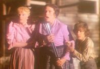 Unsere kleine Farm – Mrs. Oleson (Katherine McGregor, M.), Nellie (Alison Arngrim, l.) und Willie (Jonathan Gilbert, r.) trauen ihren Augen nicht. Aus dem See taucht ein schreckliches Ungeheuer auf ...