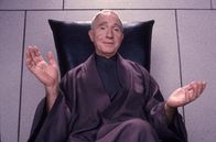 Demolition Man – Dr. Raymond Cocteau (Nigel Hawthorne), Bürgermeister von L.A. befreit einen abgebrühten Serienkiller aus seinem Eisgefängnis, um ihn für eigene Zwecke einsetzen zu können. Doch der Killer gerät außer Kontrolle ...