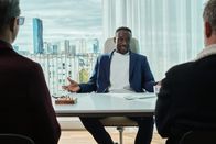 Blind ermittelt – Haller (Philipp Hochmair, li.) und Niko (Andreas Guenther, re.) befragen Walter Eckmann (Jerry Kwarteng), den Chef des Opfers.