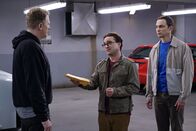The Big Bang Theory – Um ihre Superfluid-Helium-Idee vor schwedischen Wissenschaftlern zu bewahren, müssen sich Leonard (Johnny Galecki, M.) und Sheldon (Jim Parsons, r.) auf einen zweifelhaften Deal mit dem Schwarzmarkt-Händler Kenny (Michael Rappaport) einlassen ...