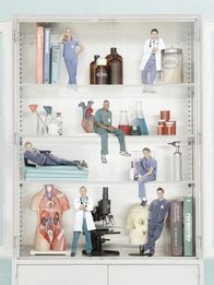 Scrubs - Die Anfänger – (9. Staffel) - Neue Aufgaben warten auf Lucy (Kerry Bishe, oben l.), J.D. (Zach Braff, oben r.), Turk (Donald Faison, 2. Reihe von oben), Denise (Eliza Coupe, 2.Reihe von unten l.), Cole (Dave Franco, 2. Reihe von unten r.), Cox (John C. McGingley, unten l.) und Drew (Michael Mosley, unten r.) ...