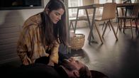 neoriginal: Another Monday – Malte (Ulrich Brandhoff) weiß nicht, wie ihm geschieht. Charlie (Emilie Neumeister) versucht, ihrem Vater zu helfen.