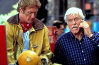 Diagnose: Mord – Steve (Barry Van Dyke, l.) und Mark (Dick Van Dyke, r.) erkundigen sich, wie weit die Flammen schon vorgedrungen sind.