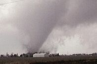 Im Angesicht der Katastrophe – Ein Tornado nähert sich der Stadt.
