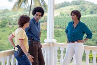 Deadly Tropics – Die Ermittlungen zum tragischen Todesfall einer Drogensüchtigen gestalten sich schwierig. Statt ersten Erkenntnissen stellen sich Mélissa Sainte-Rose (Sonia Rolland, r.), Gaëlle Crivelli (Béatrice de la Boulaye, l.) und Aurélien Charlery (Julien Béramis, M.) immer mehr Fragen.