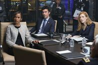 Salvation – Claire Rayburn (Erica Luttrell, l.), Beraterin des Präsidenten, Harris (Ian Anthony Dale, M.) und Grace (Jennifer Finnigan, r.) wollen bei einem wichtigen Meeting den Stand der Dinge erörtern. Werden die Verantwortlichen sich schließlich tatsächlich für eine Methode entscheiden, die Milliarden von Menschen das Leben kosten könnte?