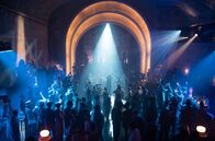 Babylon Berlin – Esther Kasabian (Meret Becker) singt im Moka Efti.