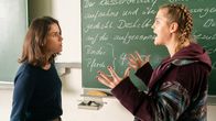 Reiterhof Wildenstein – Tabea (Nele Trebs, re.) flippt im Streit mit ihrer Lehrerin Lina Ackert (Anne Schäfer) aus.