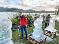 Donnschtig-Jass – v.li.: Nik Hartmann und Stefan Büsser stelle in der Eisschnitzen-Challenge ihre künstlerischne Fähigkeiten unter Beweis.