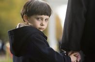 Das Omen – Als adoptierter Sohn eines Diplomaten, führt Damien (Seamus Davey-Fitzpatrick) ein gewöhnliches Leben. Doch er ist kein gewöhnlicher Junge.