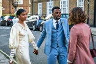 Trigonometry – Kieran (Gary Carr, M.) ahnt nichts davon, dass es zwischen Gemma (Thalissa Teixeira, l.) und Ray (Ariane Labed, r.) vor der Hochzeit fast zu einem Kuss kam.