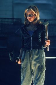 Buffy - Im Bann der Dämonen – Buffy (Sarah Michelle Gellar) ist für den Kampf gegen die Dämonen gerüstet.