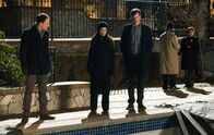 Elementary – Der Bruder von Henry Baskerville (Tom Everett Scott, 3.v.l.), einem Bekannten von Holmes' (Jonny Lee Miller, l.) Vater, soll laut eines Zeugen von einem leuchtenden Hund zu Tode gejagt worden sein. Für Holmes und Watson (Lucy Liu, 2.v.l.) zunächst schwer zu glauben ...