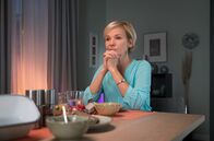 In aller Freundschaft – Kathrin Globisch (Andrea Kathrin Loewig) braucht gerade viel Kraft. Ihr Mann Roland ist nach einem Schuss in den Kopf fast gänzlich erblindet und ihre Tochter befindet sich in der Hochphase ihrer Pubertät.