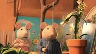 Sam & Julia im Mäusehaus – Julia (links) und Sam (rechts) sind begeistert. Aus dem Samen, den sie eingepflanzt hatten, wurde eine große Pflanze mit Blüten. Nun hoffen sie darauf, dass die Pflanze auch eine Frucht hervorbringt.