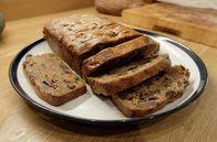Zu Tisch ... – Bara Brith, ein typisch walisisches Früchtebrot: Finn hat die Rezeptur mit schwarzem Tee, Orangenabrieb, Kardamom, Schokolade und Ingwer verfeinert.
