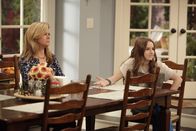 Last Man Standing – Eve (Kaitlyn Dever, r.) weiß nicht mehr weiter. Kann Vanessa (Nancy Travis, l.) ihr aus der Misere helfen?