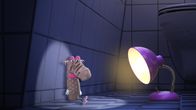Unser Sandmännchen – Es ist dunkel und die kleine Lampe hört ein leises Stimmchen. Im Bad findet sie ein einsames Söckchen, das sich beim Versteckspiel so gut versteckt hatte, dass es nicht gefunden wurde. Wo mag nur das andere Söckchen sein?