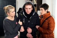 Rote Rosen – ARD ROTE ROSEN FOLGE 1449 Uhr im ERSTEN. Ariane (Alexandra Horn r.) und Jenny (Anna Ewelina, M.) kümmern sich um den fiebernden Robin (Niklas Osterloh, r.).