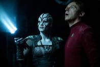Star Trek Beyond – Jaylah (Sofia Boutella, l.) stößt Scotty (Simon Pegg, r.) auf ein wichtiges Detail in ihrem Kampf gegen einen scheinbar unbekannten Feind ...