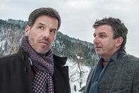 Der Bergdoktor – Markus Hausmann (Tim Bergmann, l.) sorgt sich um seine Verlobte Julia, doch Martin Gruber (Hans Sigl, r.) kann ihm nicht die Wahrheit sagen.