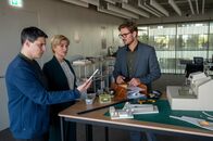 SOKO Stuttgart – Mörderisches Kalkül? Als sein Vorgesetzter, ein Immobilienentwickler, ermordet wird, steigt der Architekt Ferdinand Korte (Rhon Diels, r.) über Nacht zum Geschäftsführer auf. Grund genug für die Kommissare Martina Seiffert (Astrid M. Fünderich, M.) Rico Sander (Benjamin Strecker, l.), ihm auf den Zahn zu fühlen. Doch Korte kann ein digitales U-Bahnticket als Alibi für die Tatzeit vorlegen.